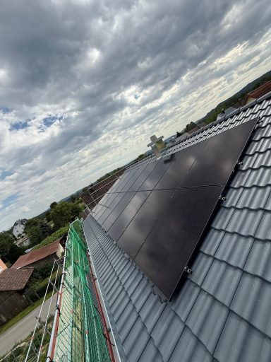 Montage einer Photovoltaikanlage mit Gerüst und Absturzsicherung