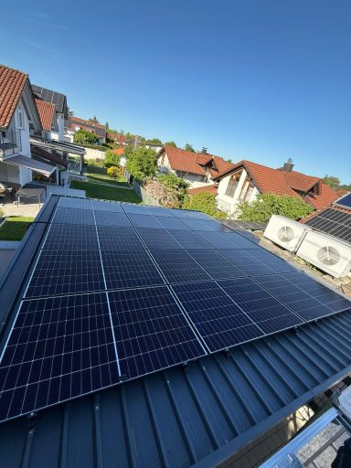 Vollschwarze Solarmodule auf Wohnhaus in der Region Bodensee