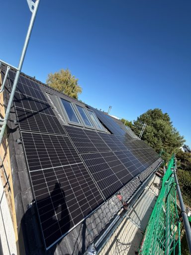 Solaranlage mit Dachfenstern sauber integriert